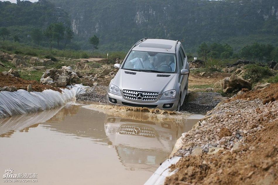 奔驰ML350涉水
