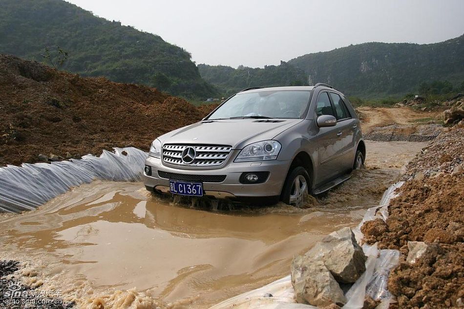 奔驰ML350涉水