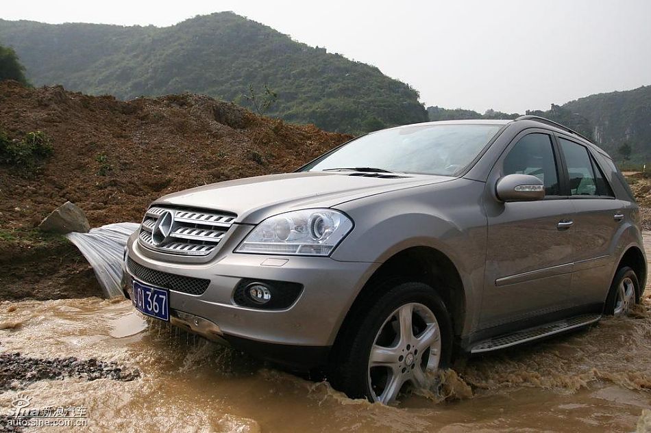 奔驰ML350涉水