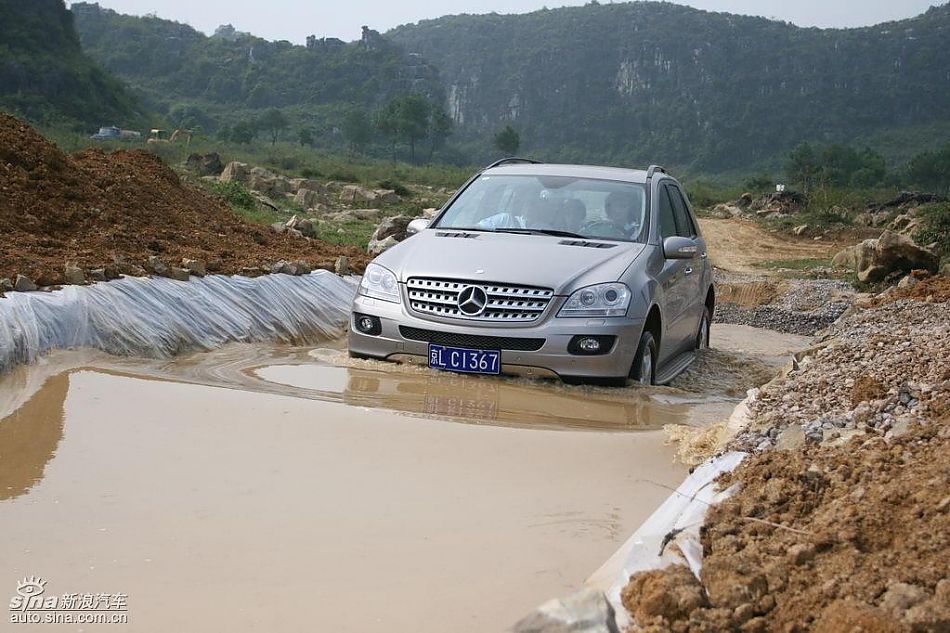奔驰ML350涉水