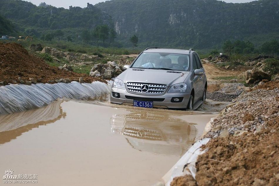 奔驰ML350涉水