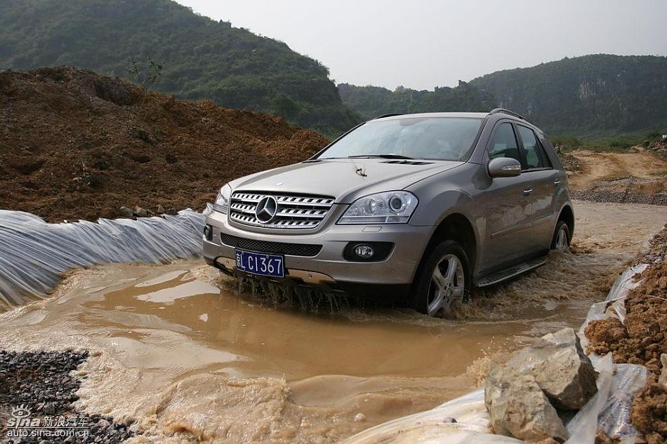 奔驰ML350涉水