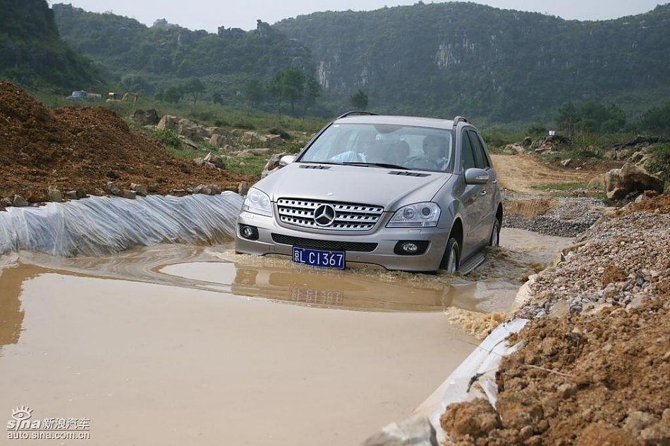 奔驰ML350涉水
