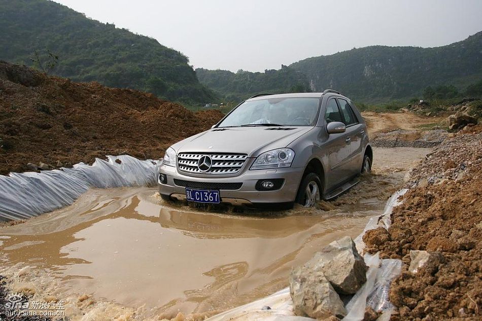 奔驰ML350涉水