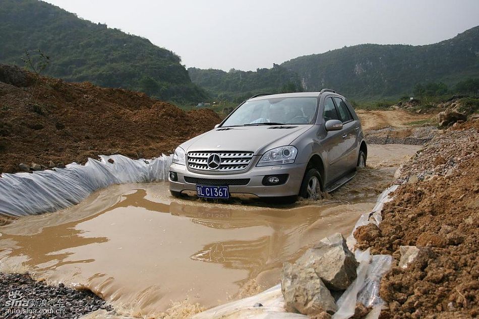 奔驰ML350涉水