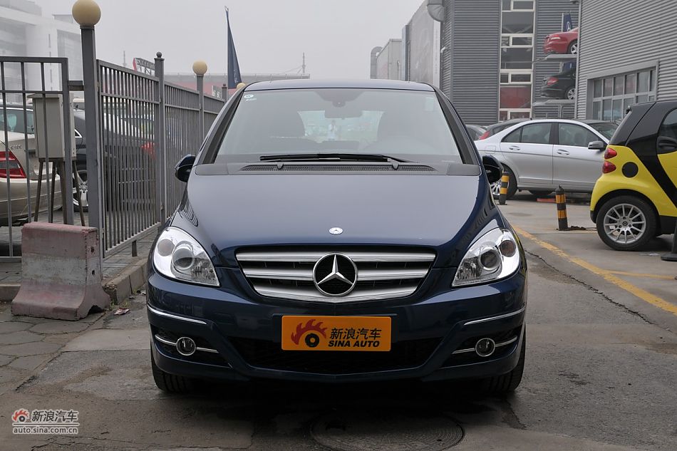 奔驰B200时尚型外观