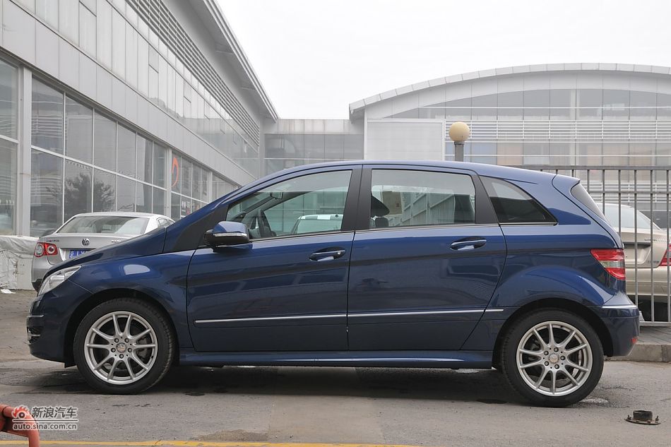 奔驰B200时尚型外观