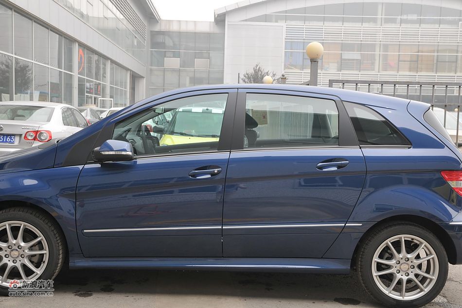 奔驰B200时尚型外观