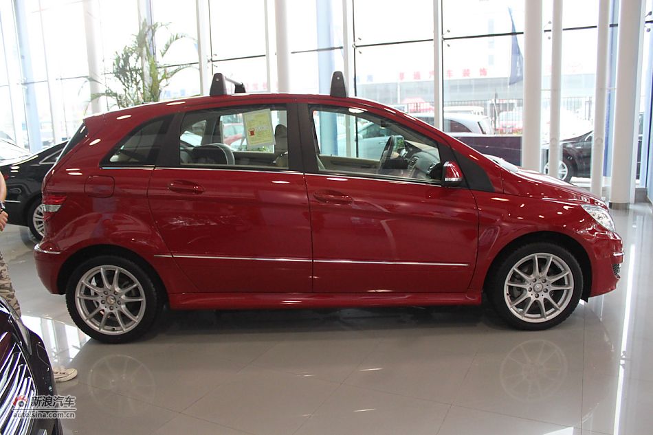 奔驰B200时尚型外观