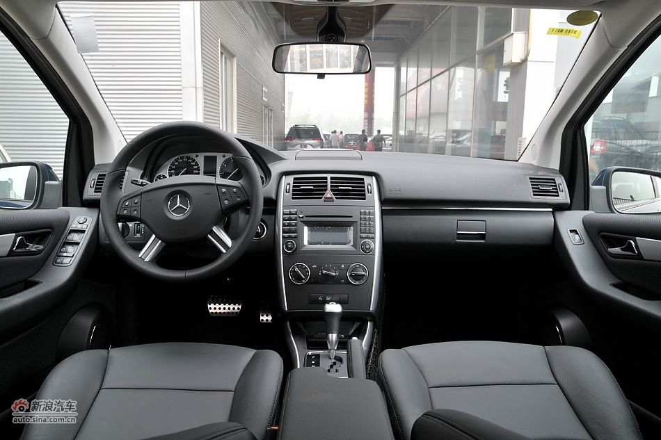 奔驰B200时尚型内饰