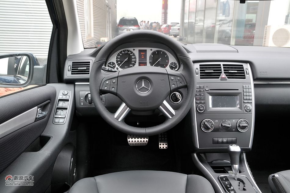 奔驰B200时尚型内饰