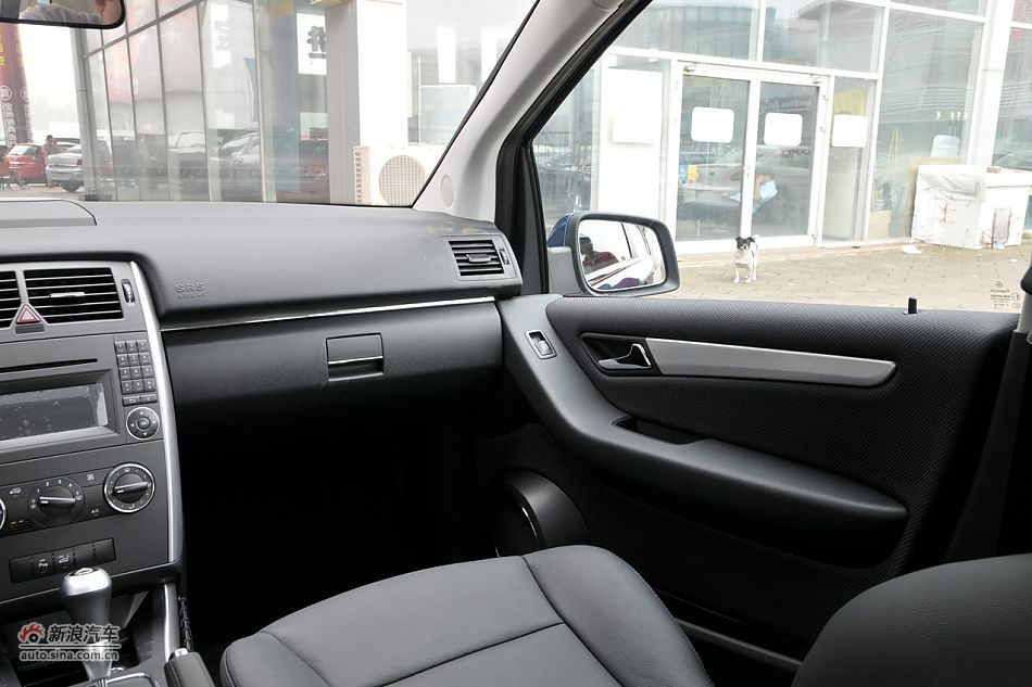 奔驰B200时尚型内饰