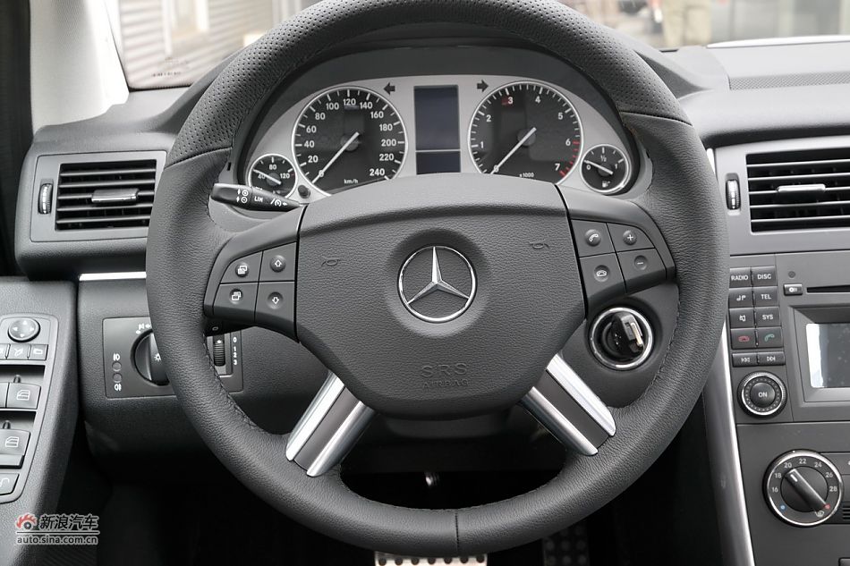 奔驰B200时尚型内饰