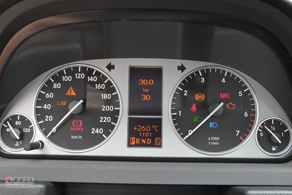 奔驰B200时尚型内饰