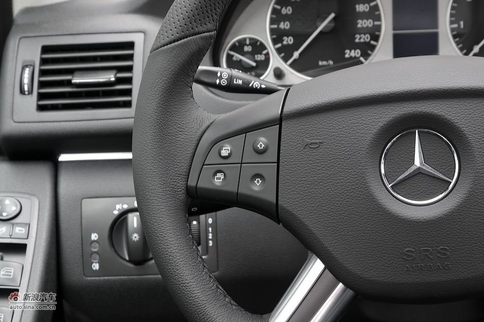 奔驰B200时尚型内饰