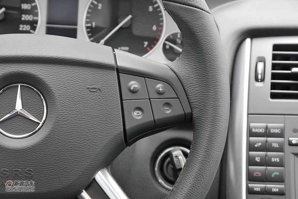 奔驰B200时尚型内饰