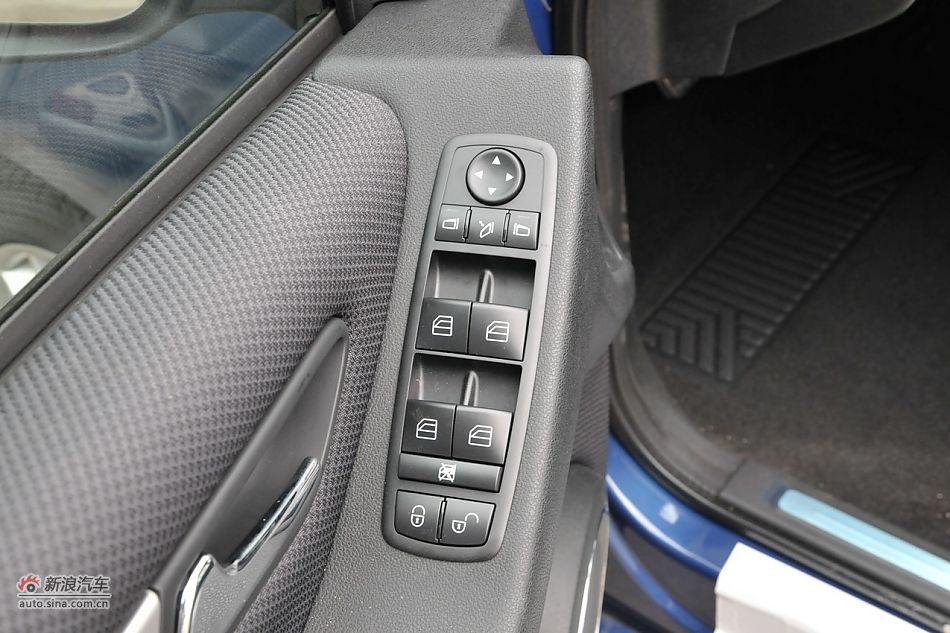 奔驰B200时尚型内饰