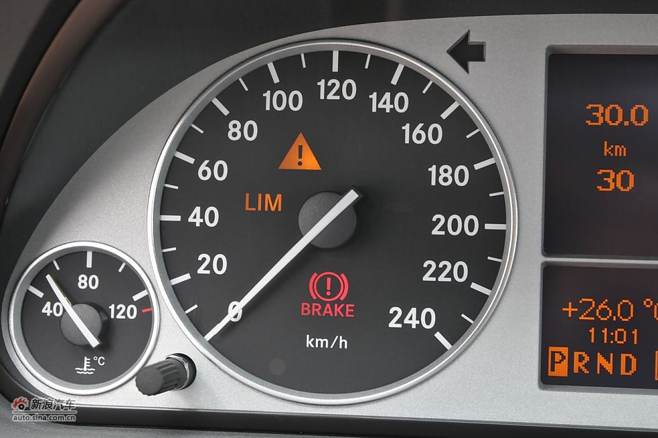 奔驰B200时尚型内饰