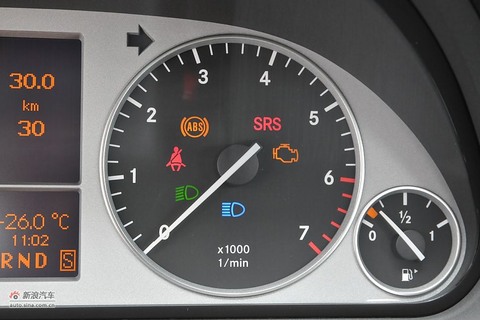 奔驰B200时尚型内饰