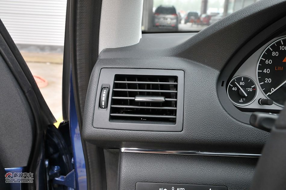 奔驰B200时尚型内饰