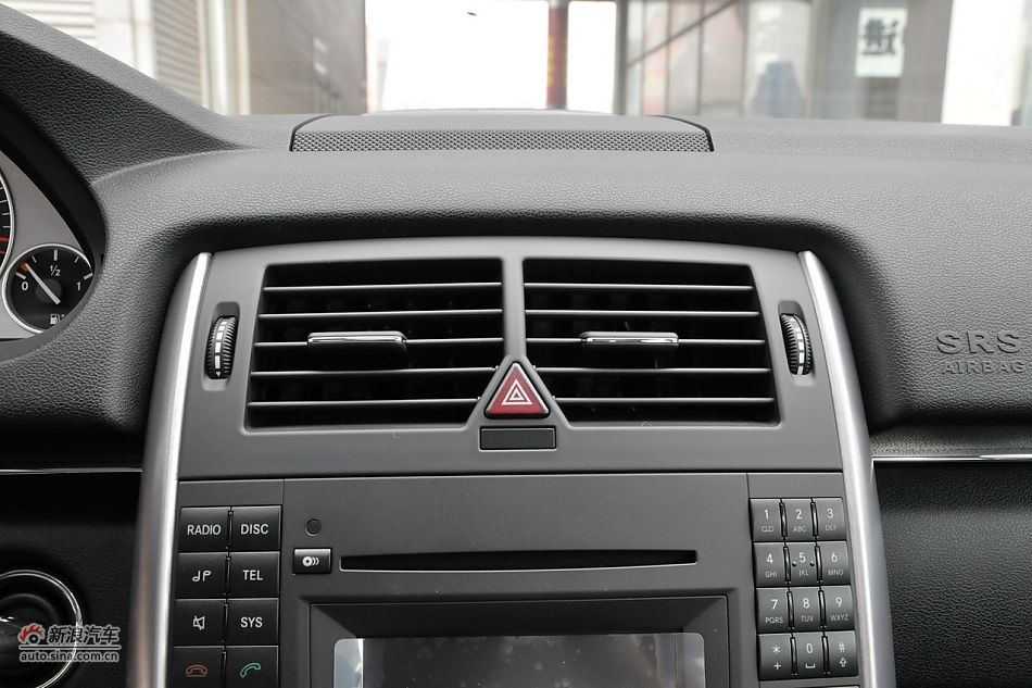 奔驰B200时尚型内饰