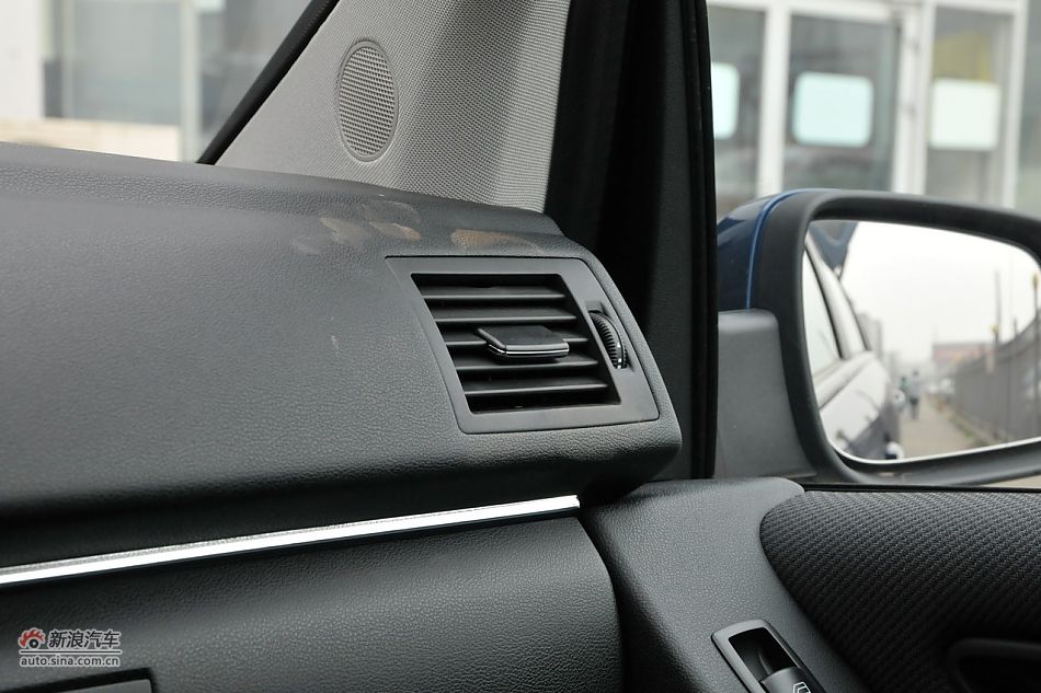 奔驰B200时尚型内饰