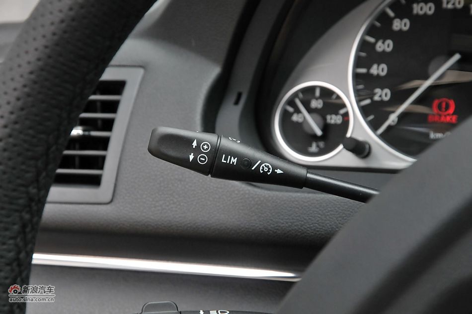 奔驰B200时尚型内饰