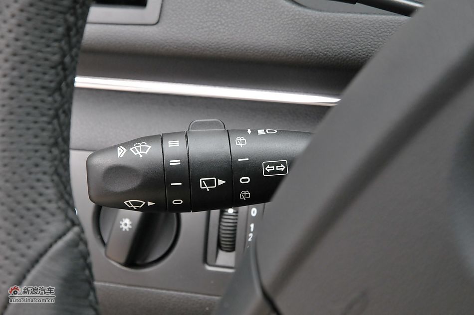 奔驰B200时尚型内饰