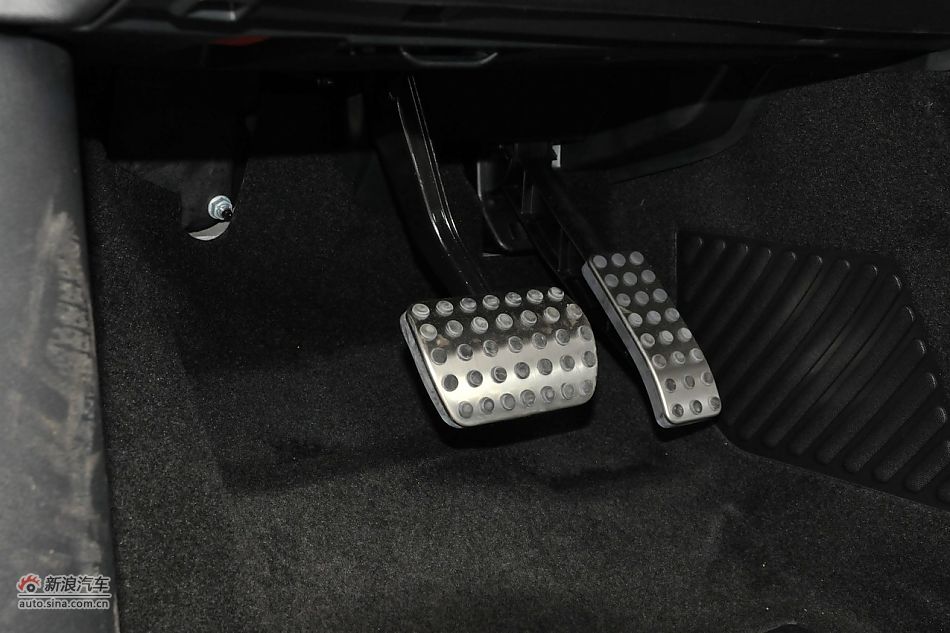 奔驰B200时尚型内饰