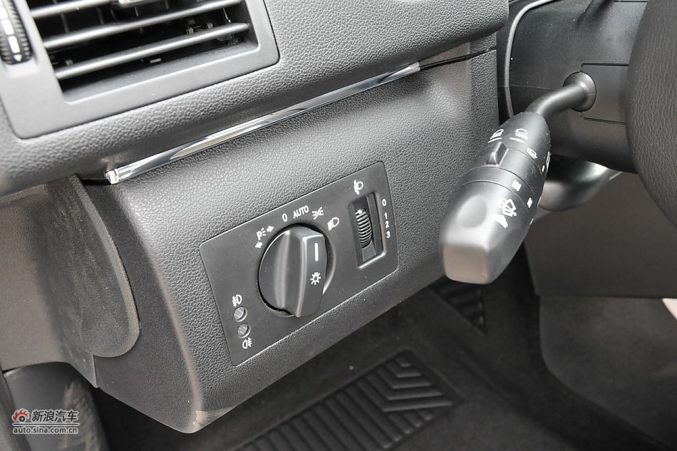 奔驰B200时尚型内饰