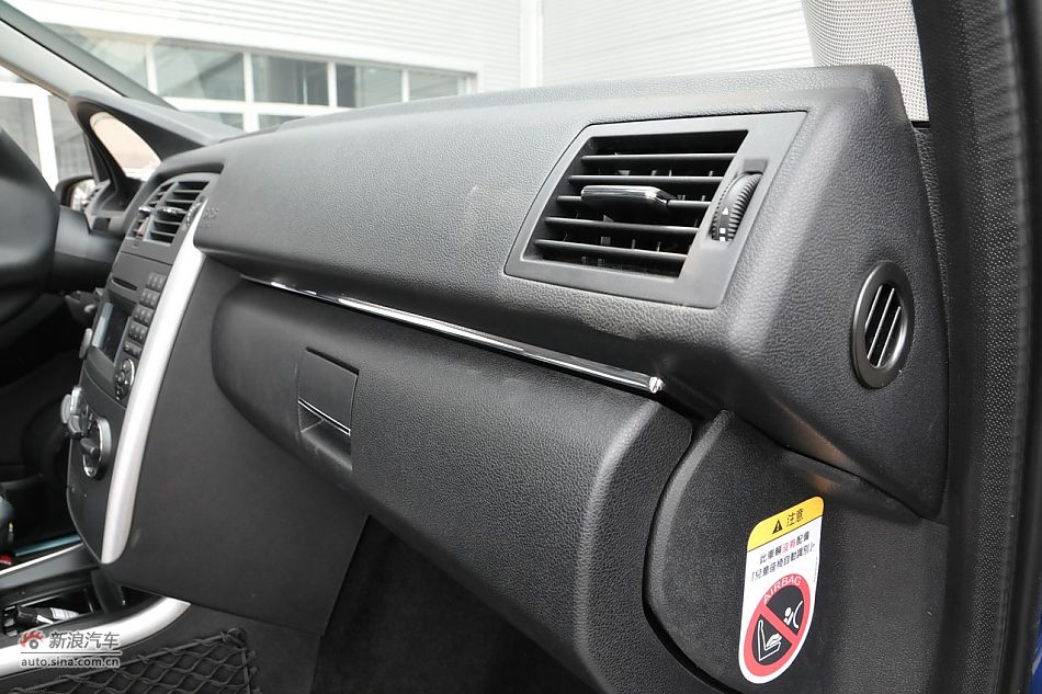 奔驰B200时尚型内饰