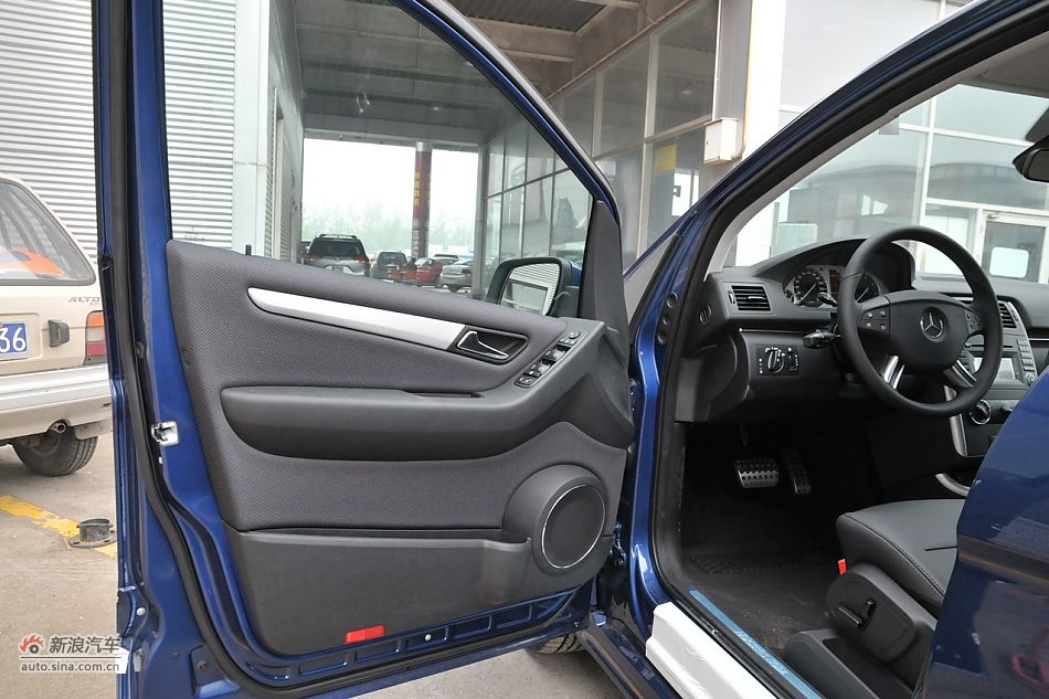 奔驰B200时尚型内饰