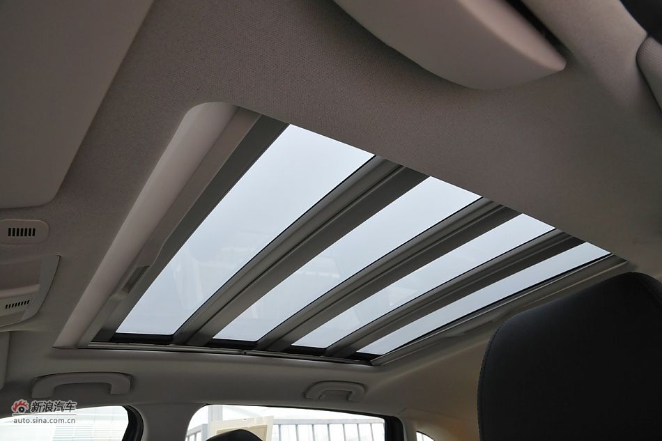 奔驰B200时尚型内饰