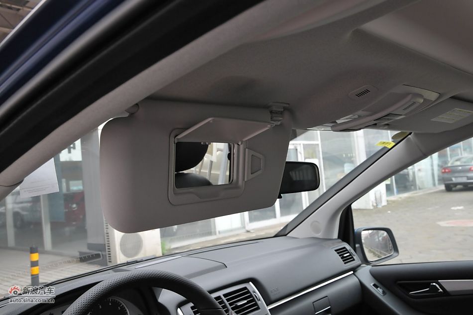 奔驰B200时尚型内饰