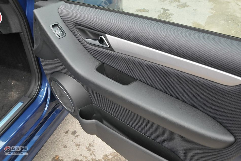 奔驰B200时尚型内饰