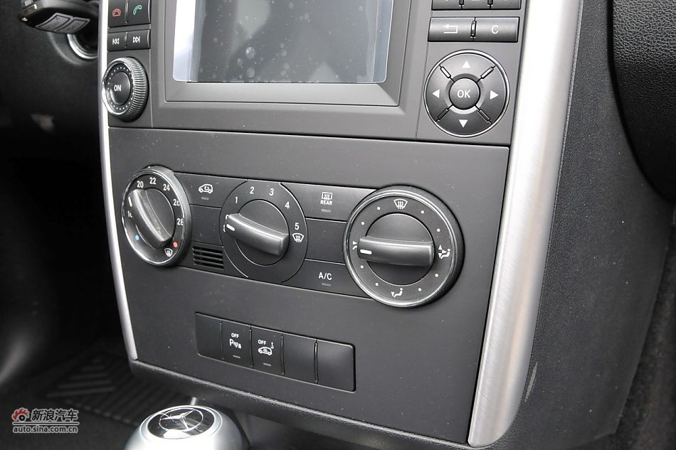 奔驰B200时尚型内饰