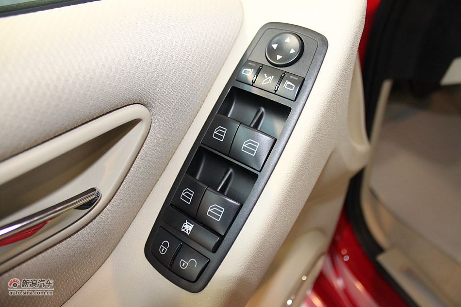 奔驰B200时尚型内饰