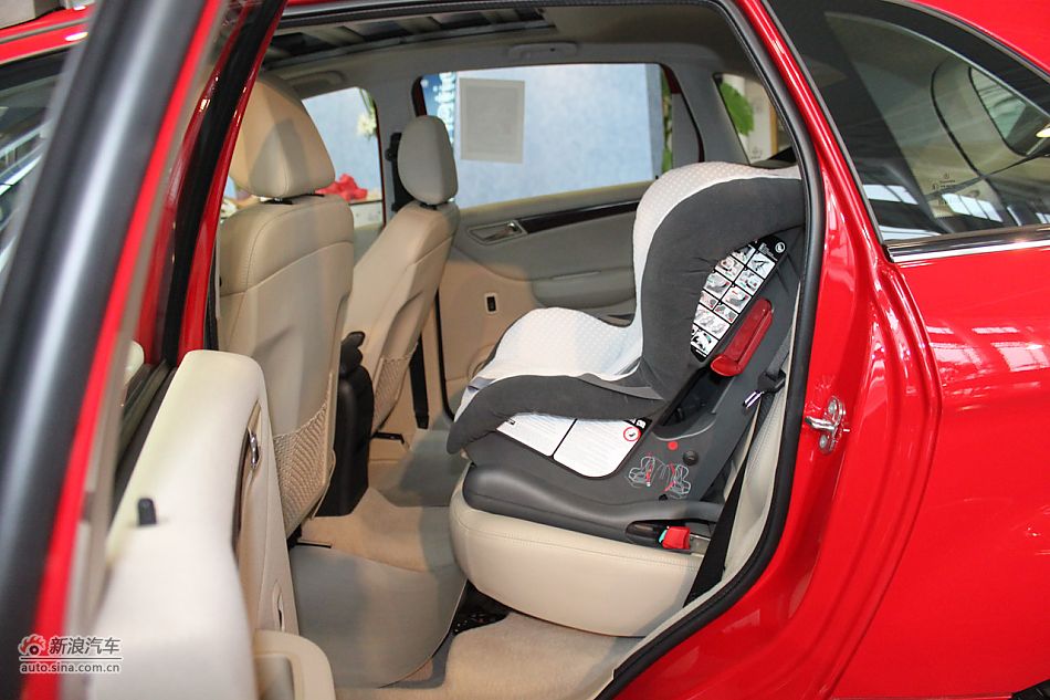 奔驰B200时尚型内饰