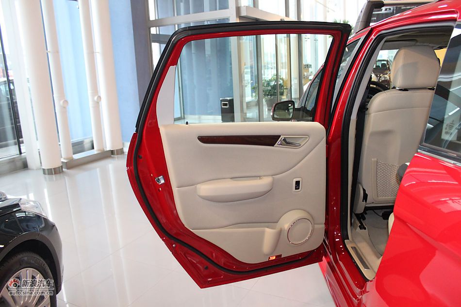 奔驰B200时尚型内饰