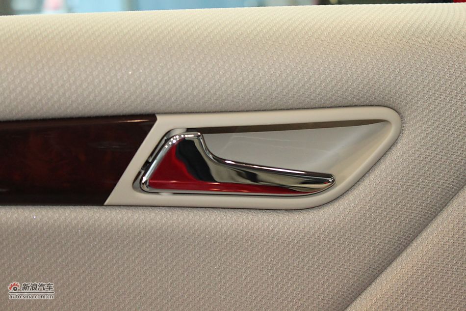 奔驰B200时尚型内饰