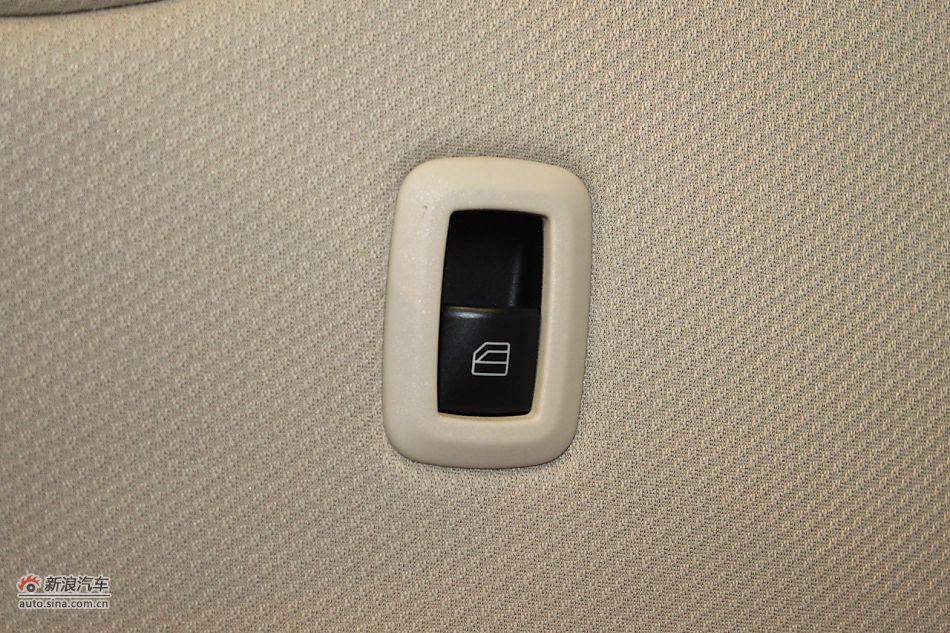 奔驰B200时尚型内饰