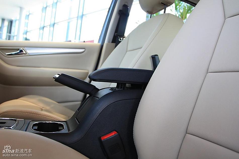 奔驰B级运动旅行车到店实拍