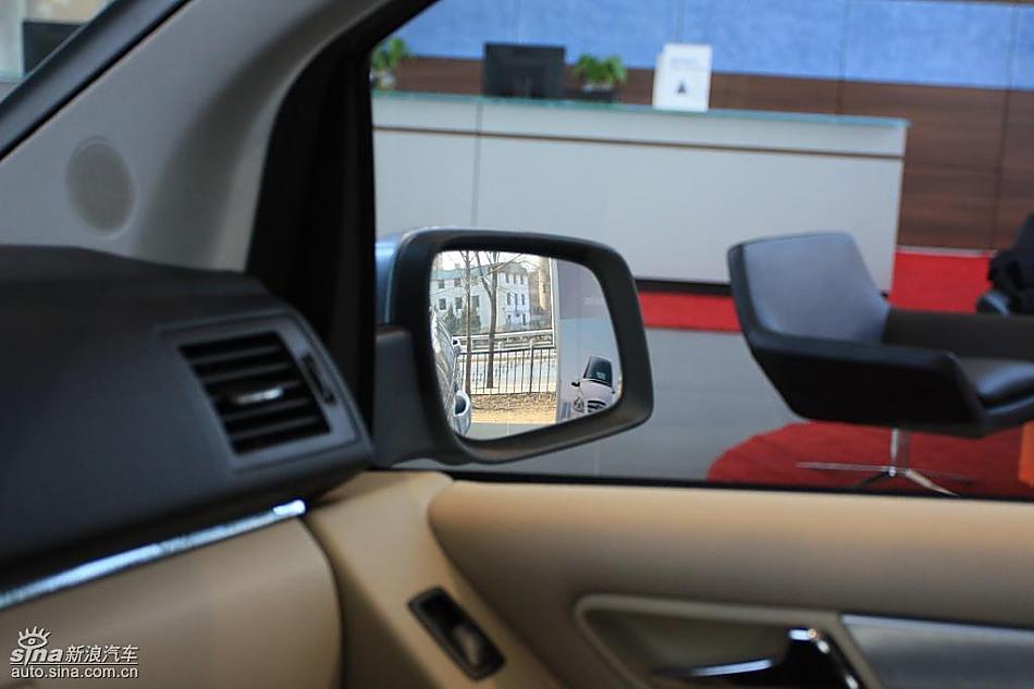 奔驰B级运动旅行车到店实拍