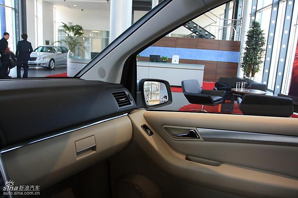 奔驰B级运动旅行车到店实拍