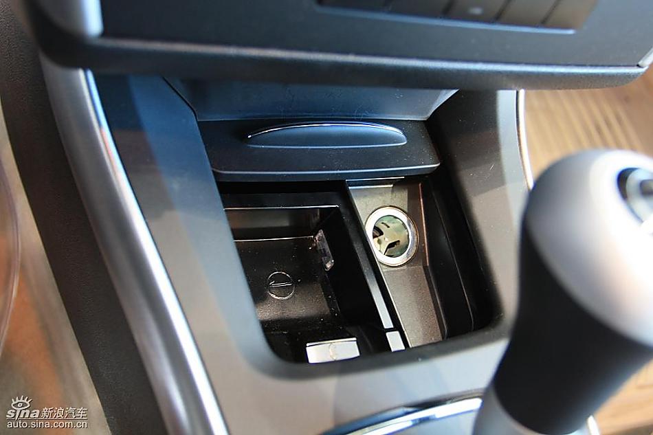 奔驰B级运动旅行车到店实拍