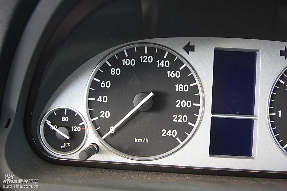 奔驰B级运动旅行车到店实拍