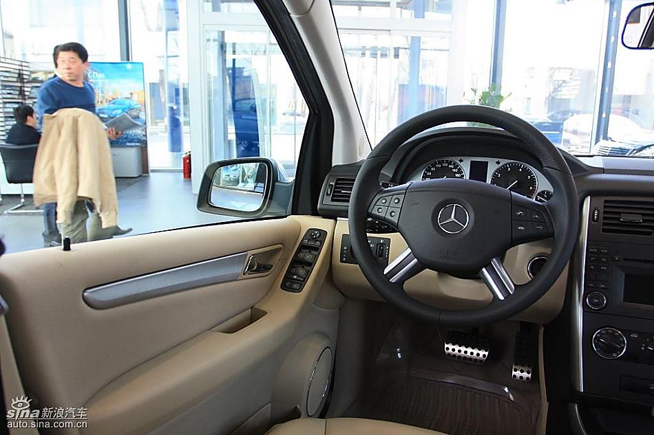 奔驰B级运动旅行车到店实拍