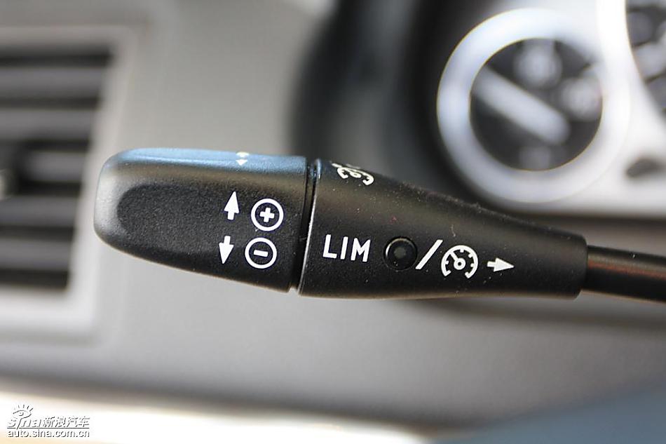 奔驰B级运动旅行车到店实拍