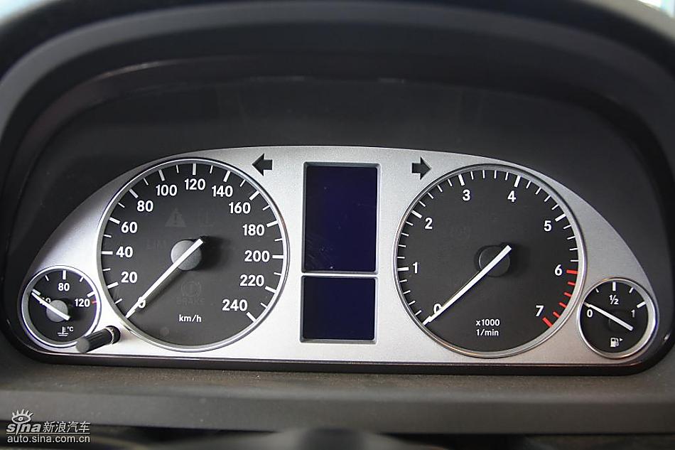 奔驰B级运动旅行车到店实拍