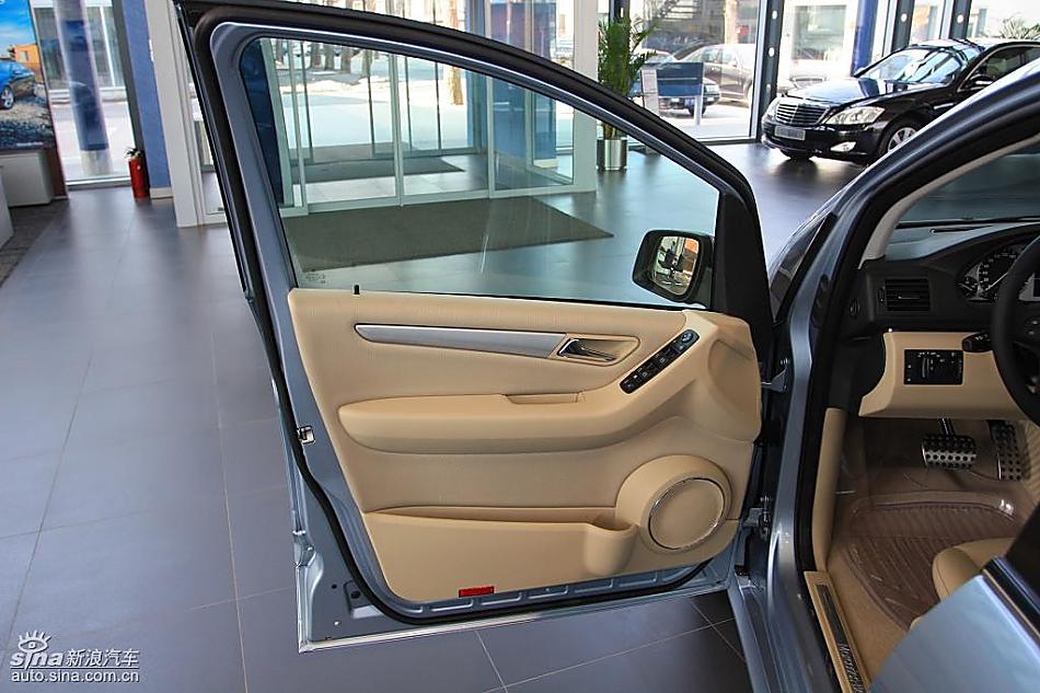 奔驰B级运动旅行车到店实拍